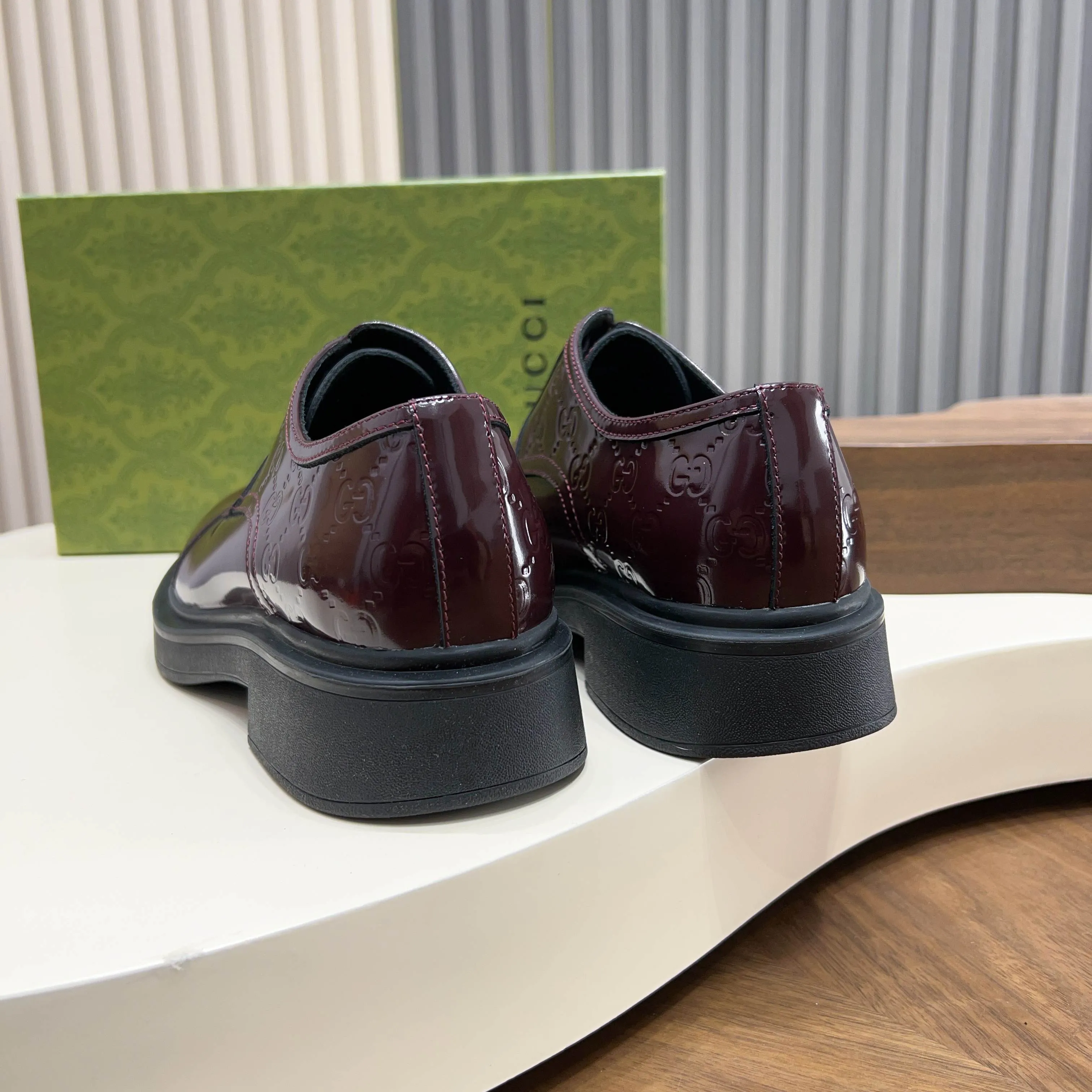 💰780 Gucci/Gucci new men’s lace-up shoes with GG details, matte cow leather derby shoes! The design of this men's lace-up shoe is rooted in the brand's heritage. Crafted from premium waxed cow leather, it is embellished with GG printed embossed suede leather details, a nod to Gucci's iconic monogram. The rubber sole decorated with GG pattern adds a touch of modern fashion to this design. Typical three-joint style design. European and American classic version, full calfskin lining. The overall upper texture is soft and the lining is comfortable and breathable. 2CM thickened soft rubber sole, easy to control. Versatile and stylish upper foot, multiple colors available to meet different matching needs, complete package! Size: 39-40-41-42-43-44 leather shoe size (38.45.46 can be customized)